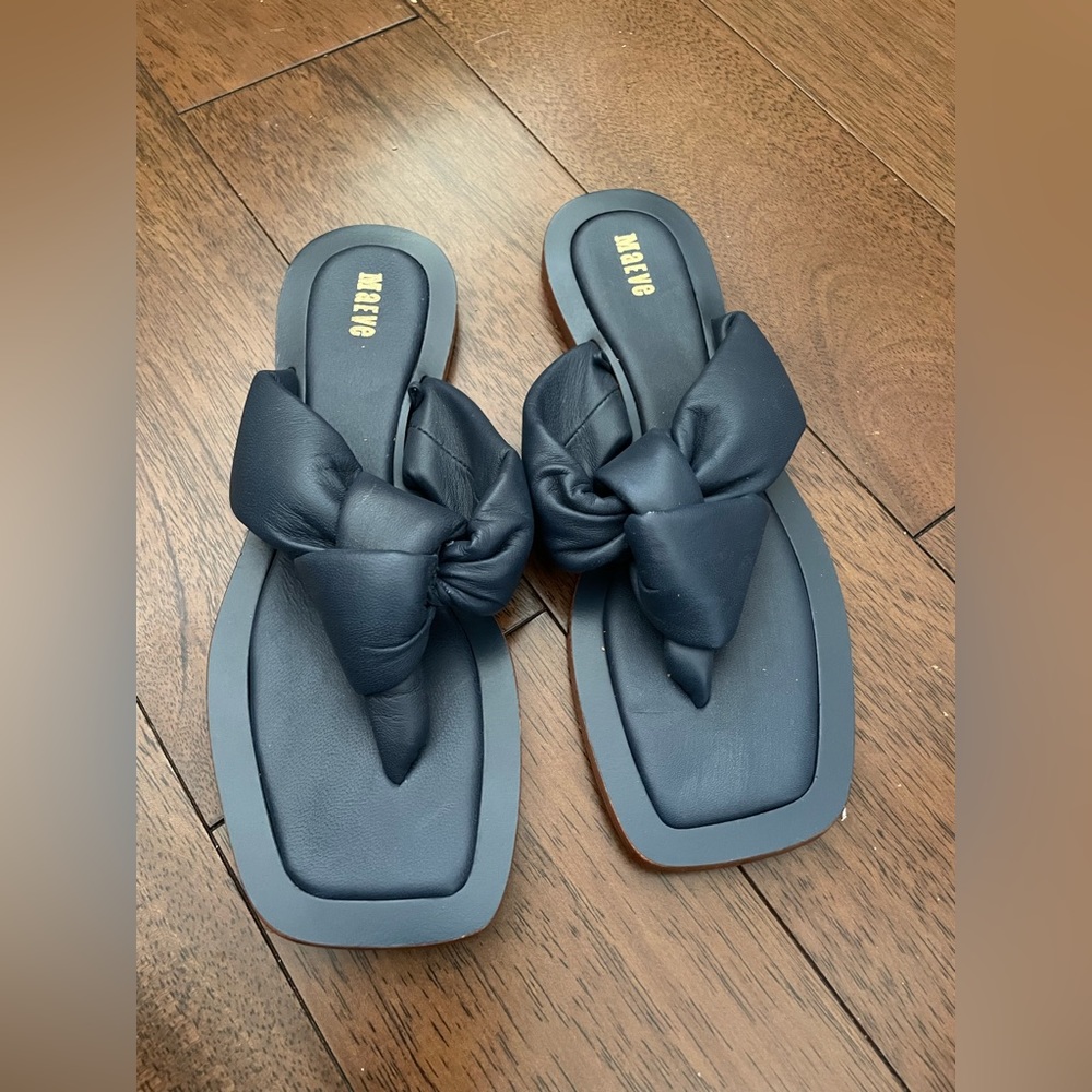 - Chunky knot sandals